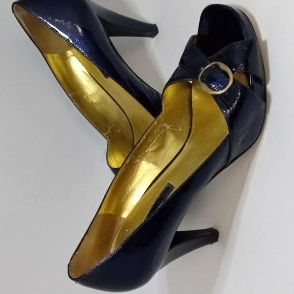 Electric ⚡ blue bandolino high heels with gold buckle accent. - Picture 2 of 6